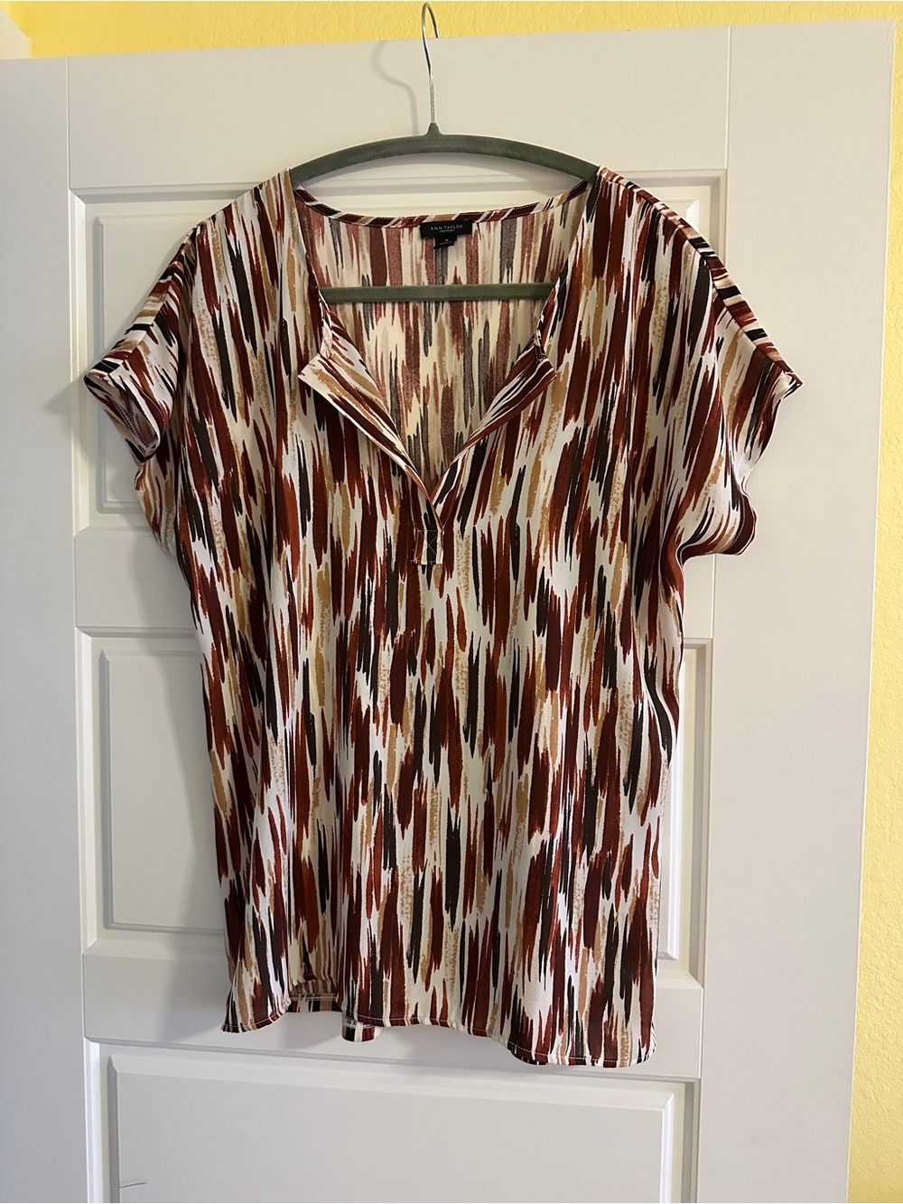 Ann Taylor Brushstroke Print Short Sleeve Blouse in Brown and Cream